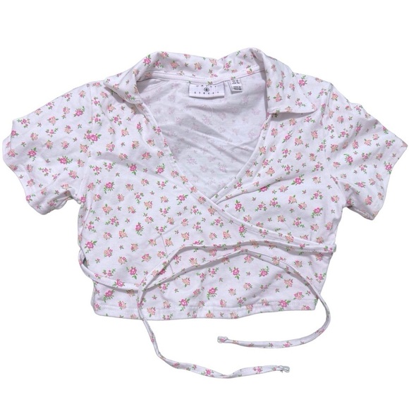 Daisy Street Faux Wrap Front Crop Top with Tie in 90s Floral VNeck Collar Medium - Picture 2 of 9